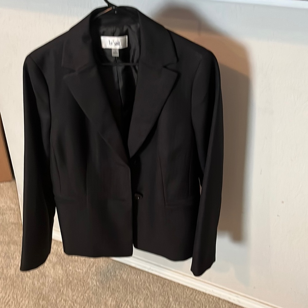 Le Suit Women’s Pantsuit. Black. Size 14.